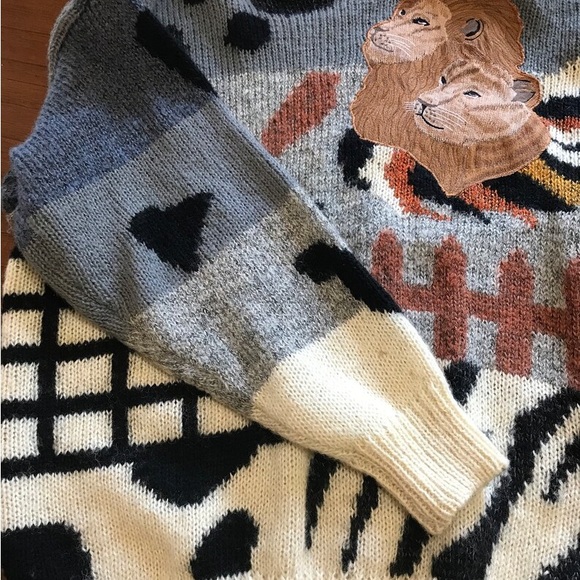 Vintage Lion Appliqué Padded Shoulder Acrylic Knit Sweater, Size Medium, Lion - Picture 5 of 6